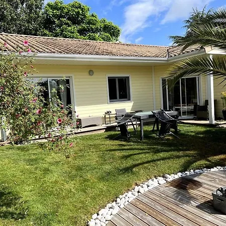 Jolie Avec Piscine A 6 Kms Des Plages Landevieille