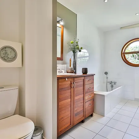 Jolie Avec Piscine A 6 Kms Des Plages Landevieille