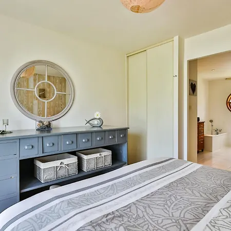 Jolie Avec Piscine A 6 Kms Des Plages Landevieille